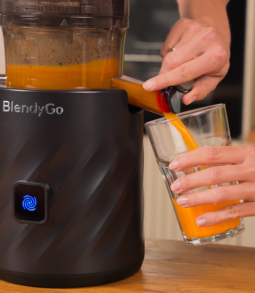 Nalévání šťávy z odšťavňovače BlendyGo Juice