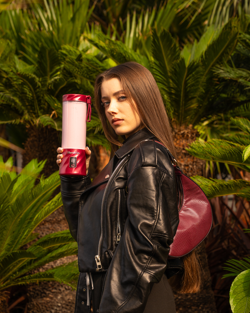 Dziewczyna z dwoma blenderami BlendyGo w pionie