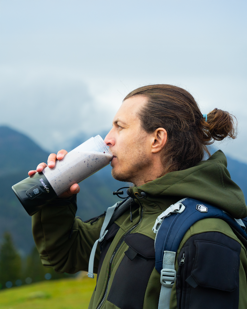 Dziewczyna z blenderem BlendyGo w pionie